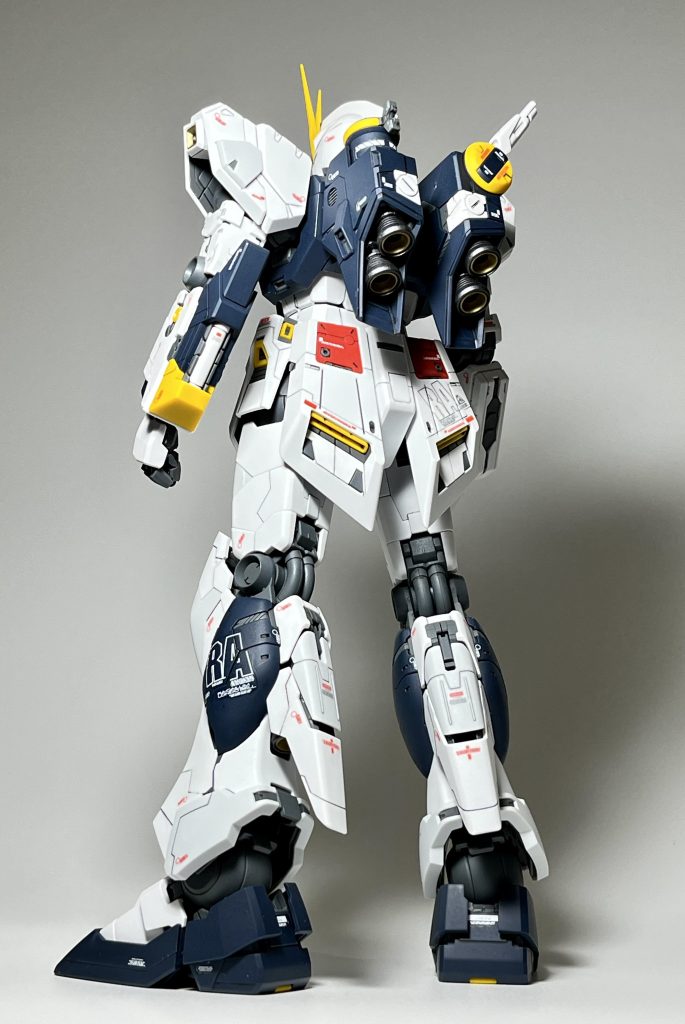設定画とは結構スタイルが異なりますね。私は設定画のスタイルのほうが好みですけど、どちらもカッコいいです。部分塗装箇所は頭部バルカンと薬莢排出口、肩部スラスター、バックパックやふくらはぎ及び足裏のバーニアです。