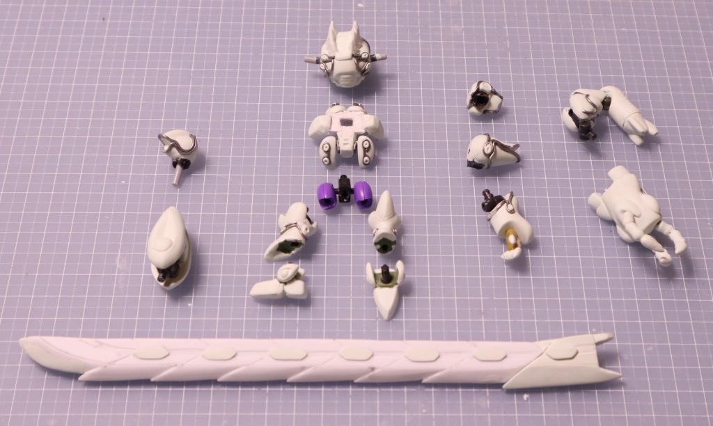 塗装前は、こんな感じです。モビルスーツアンサンブルを基に作成しております。