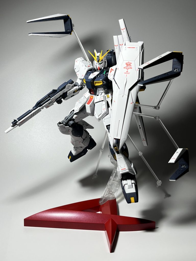 白背景は影が目立ってしまい、綺麗に撮るのが難しいと感じました。付属のスタンドは黒い樹脂で味気ないのでメタリックレッドで塗装しました。サザビーにもスタンドが付属すればいいのにと思います。