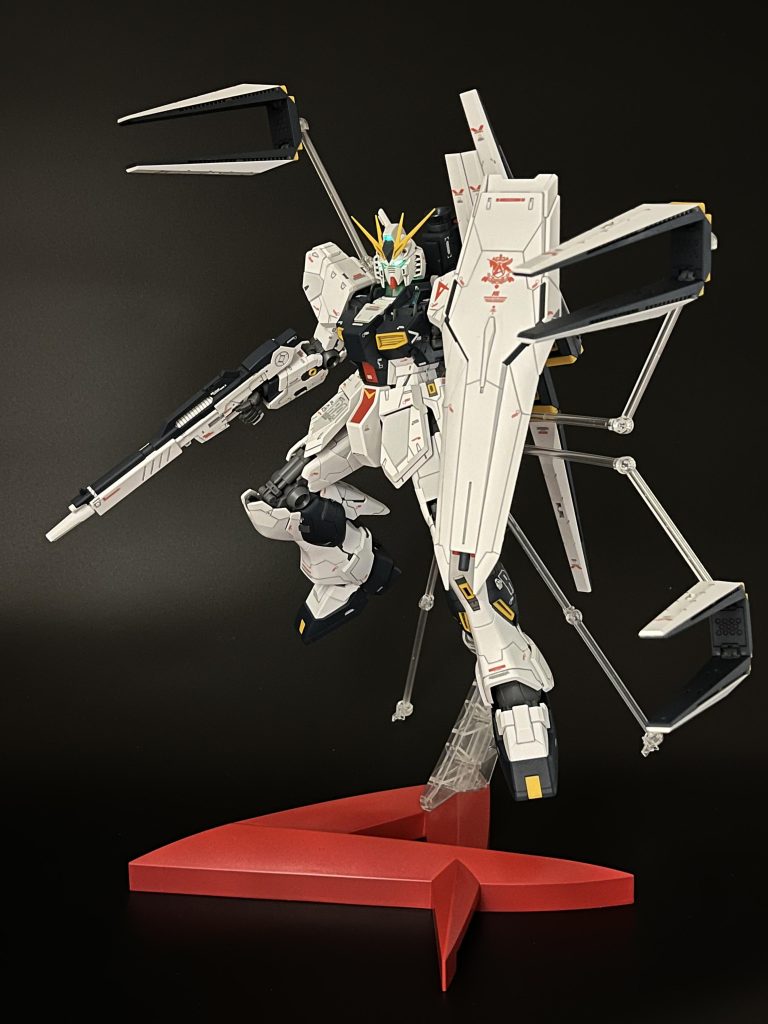 黒背景と白背景とで撮り比べてみました。照明も点けたり消したりして色々と試して撮影しました。プラモデルの撮影って楽しいですね。