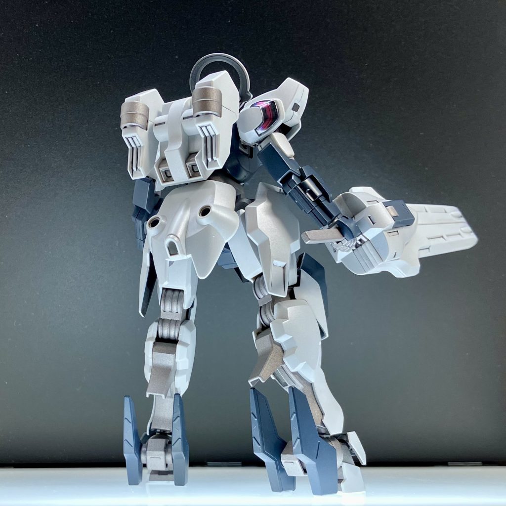 パールホワイトはグレーサフ下地で塗りました。光の当たり方で白〜グレーに変化します。