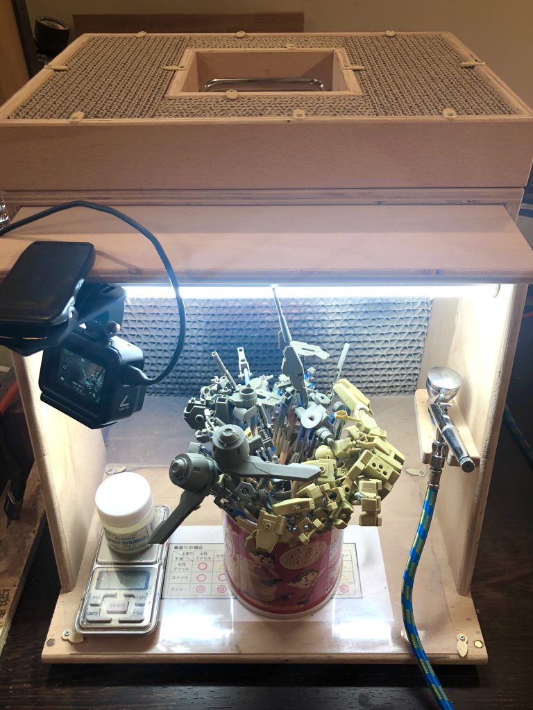 自作の合板製塗装ブースを使って塗装しました。