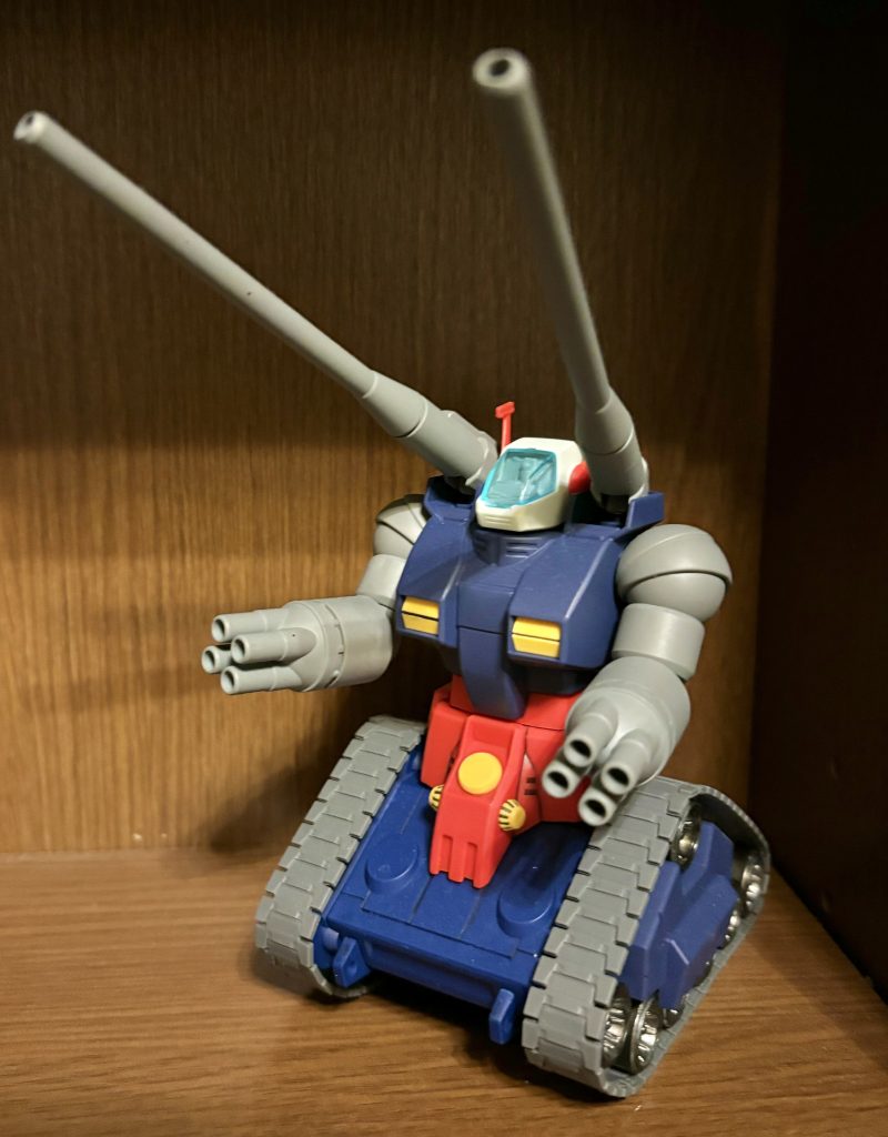 キャタピラはガンダムマーカーのガンメタ。胸パーツの青はティターンズブルーです。