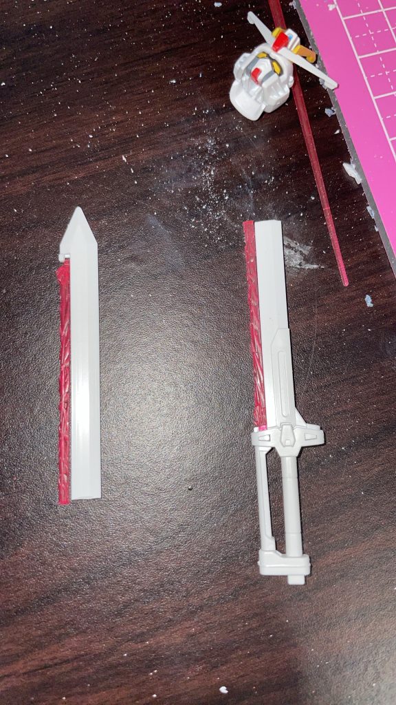 ほんとに貫通させようか迷いましたが、それだと背中から出る分が短くなるのとフリーダムの胴体部分の加工が大変になるのもあり、エクスカリバーを2つにする方向にシフト