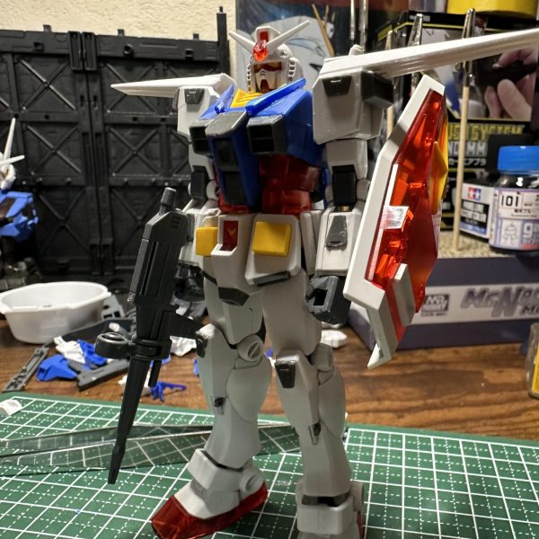 EG RX78ガンダム進捗上半身は、ここまでにしてあとは下半身かな？ふくらはぎ辺りにバーニア欲しいところ、あとはフロント・リア・サイドスカートも加工したい。武器とかもそろそろ手をつけていかないと…………接着剤はみ出したところ…………というか全体的にヤスリゴシゴシして塗装準備もせなあかんな（3枚目）