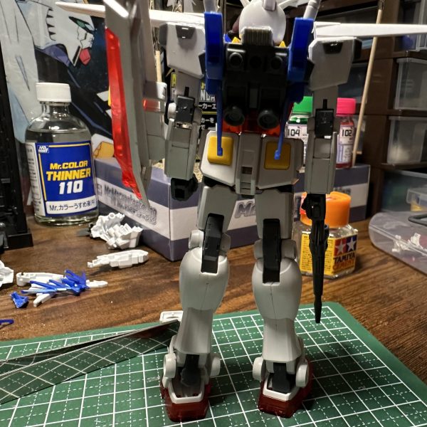 EG RX78ガンダム進捗上半身は、ここまでにしてあとは下半身かな？ふくらはぎ辺りにバーニア欲しいところ、あとはフロント・リア・サイドスカートも加工したい。武器とかもそろそろ手をつけていかないと…………接着剤はみ出したところ…………というか全体的にヤスリゴシゴシして塗装準備もせなあかんな（2枚目）