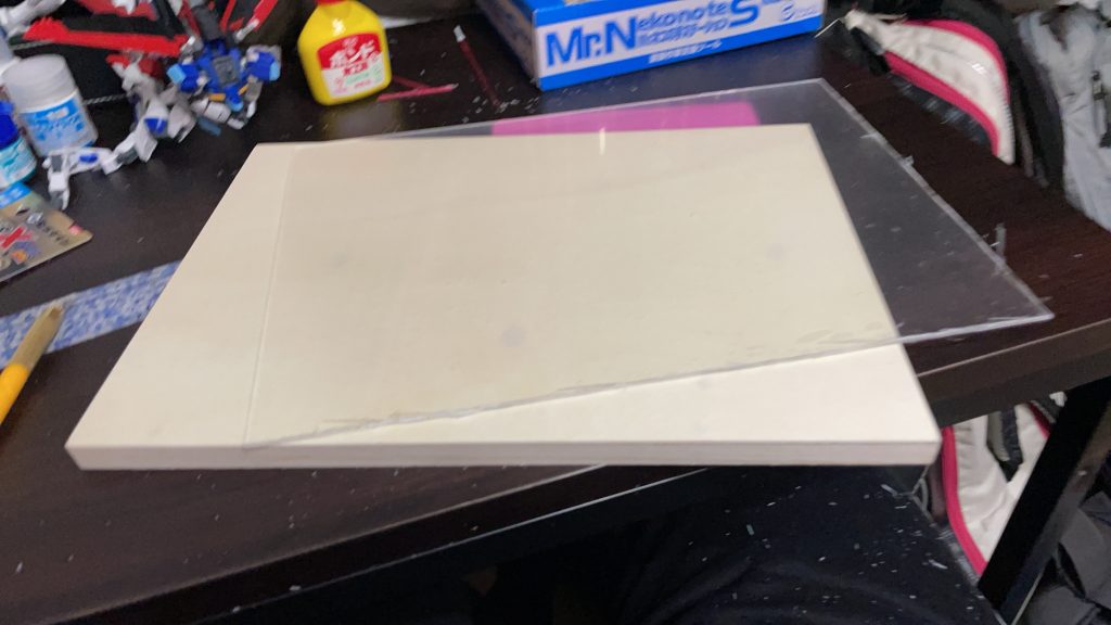 土台に色を塗ったら厚さ1.7のプラバンを接着剤で固定この時使う接着剤はセメダイン使いました
