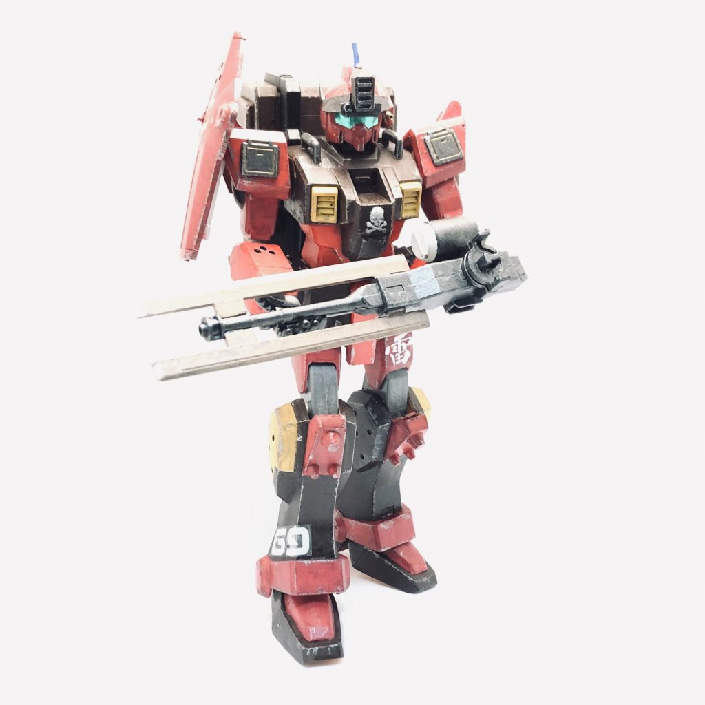 ジオン軍タイタン基地攻略のためしつらえられた強襲型陸戦ジム、通称「スカベンジャー」惑星タイタンの大気圧は地球の1.5倍、重力は地球の1/7と、地表面での空気密度は実に地球の10倍にも及ぶ。つまり、モビルスーツはこの濃密な空気の中で文字通り「翔ぶ」ことができるのだ連邦軍の名汎用機ジムも、再び重力の井戸に引かれ、陸戦設計が再評価される時代に突入していた