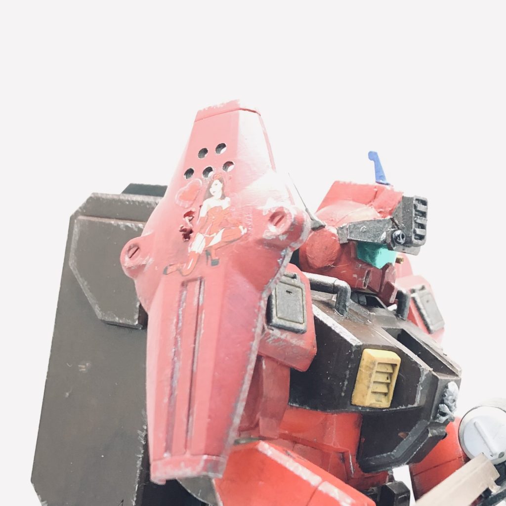 ハーイ、tomです! いじってるうちに、初め考えてたのと全く違う方向の作品が出来上がりました(笑)まず苦労したのはバイザーです! プラ板と手元のジャンクパーツででっち上げました。ジムのお顔は、やはり凸型より凹型が好みです☺️(一瞬ガンキャノンぼくなった時はどうしようかと思いましたがw)肩周りのディテールアップにはコトブキヤのプラユニットを使っています頭まわりも少し寂しかったのでバルカンを載せてみました(この写真とは反対側、ちょうどサムネで写ってます)