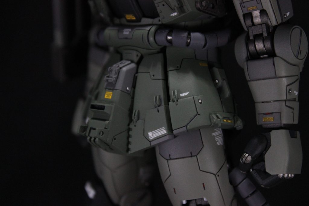腰部の改造です。0.5ミリプラ板で段差を作り、追加装甲のイメージで改造しました。自作の3Dパーツでヒンジなどを作成、何種類かパターンを変えて単調にならないようにしました。股間のアーマー中央あたりの角バーニア以外の凸モールドは全て自作です。量産したので今後もお世話になります。