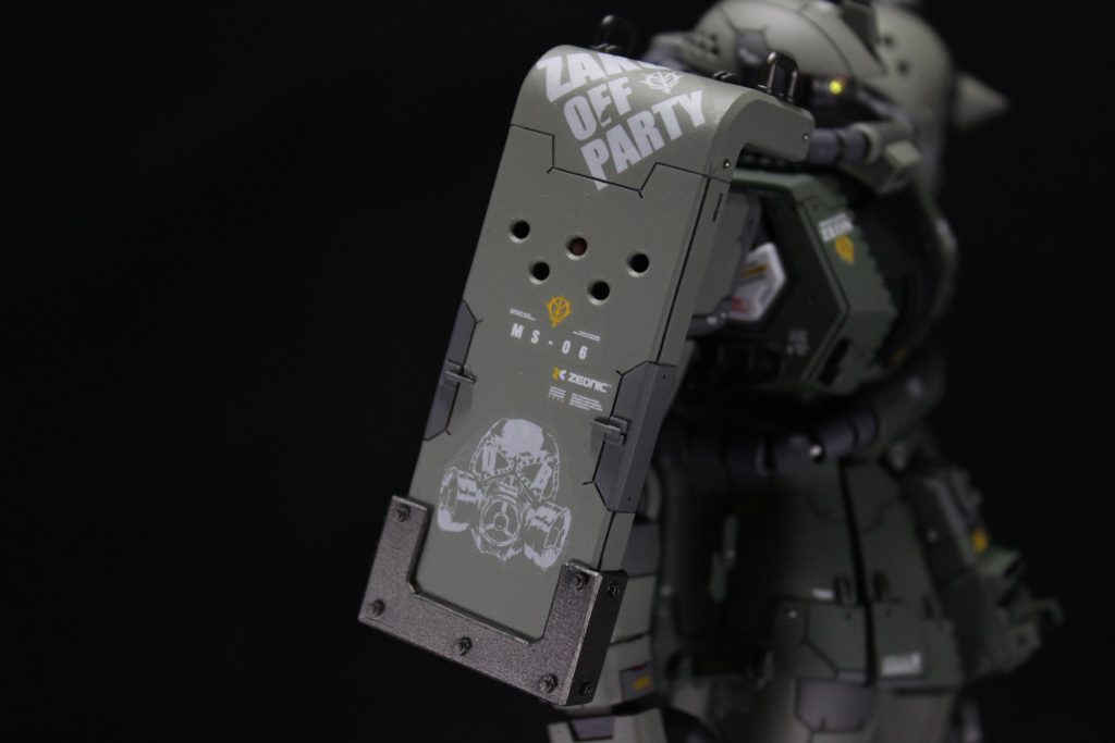 シールドの改造です。フチの一部を段落ちにし、下部には追加装甲、上部にはフックパーツを取り付けました。個人的にはシールドって割と自由にしていい部分だと勝手に思っていて、オリジナルのマーキングとか、以前参加したオフ会の記念デカールなんかも貼っています。アイコンにしている画像をオリジナルデカールにしてもらっているんですが、最近やっと認知度が上がってきて、みてくれた人が「これDBさんのマークじゃん!」と言ってくれたのでご満悦です。
