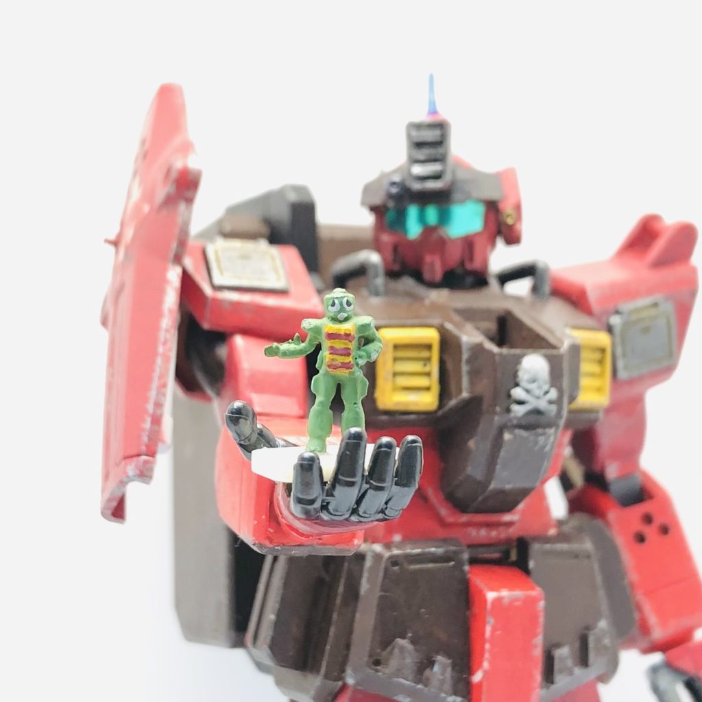 さーて皆様お待たせしました、最後にパイロットの紹介です!これがパイロットのガチャピ…もといGP1です✌️ そう!この赤いモビルスーツは、以前作ったガチャピンタンク69(ムック)の正当後継機というのが自分設定だったりします(笑)