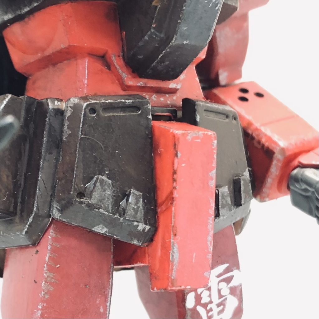 スカート部分にもプラ板を貼り付けて少し手を加えています