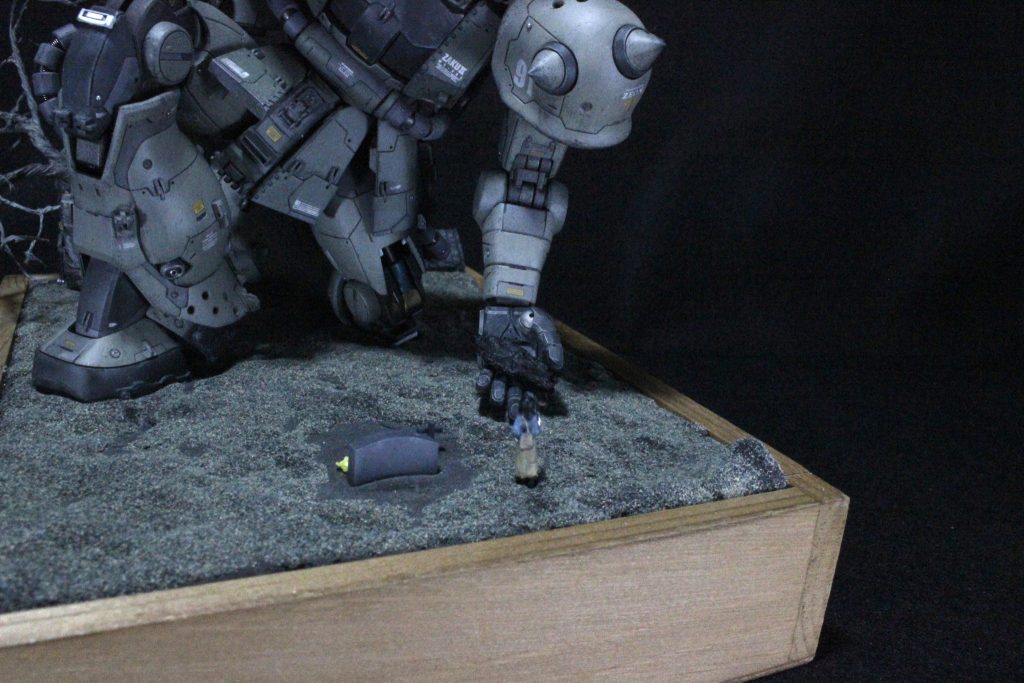 兵士の亡骸はMSフィギュアをアルミホイルで包み、黒く塗装して死体袋のイメージで作成しました。恋人の女性はBOOTHにてSTLデータを購入し出力、墓石は自作3Dで、こっちからは見えない裏側には文字も入れています笑