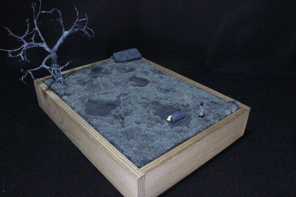 ジオラマのみです。ダイソーの黒色粘土にジオラマ用の草の粉をふりかけただけのシンプルな作りです。冬の墓地なので草の色、木の色などで寒さ、物悲しさなどが伝わるよう意識しました。ザクの足が置かれるところは粘土のみの段階でラップ越しにポーズを決めたザクを押し付け、その部分は(どうせ見えなくなるんだけど)きっと地面めくれたり、ぐちゃぐちゃになっているはずと考え草はふりかけませんでした。木は銅線なんですが、100均の延長コードの中身を使いました。あらかじめ束になってある程度ねじれているので成形が楽でした。