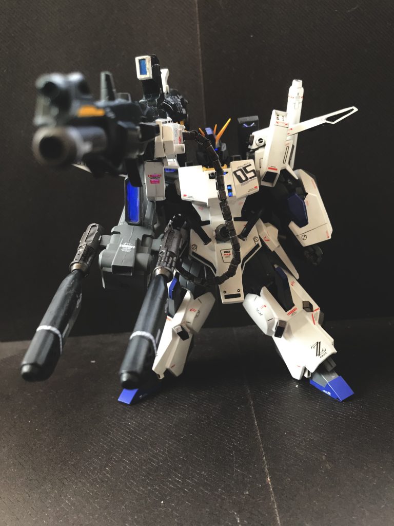 ダブルビームライフルは砲身をパテで整形しました。MG版に比べショートバレルとなっています。