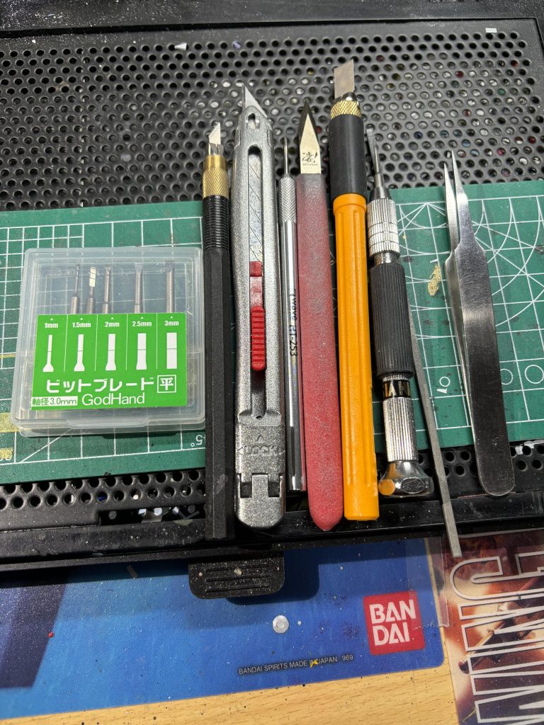 ヤスリ以外で使った道具です。彫刻刀の代わりにビットブレードを使って最初はガタガタやったんですが慣れてくると細かいとこもいけてなおかつ作業スピードが上がります。道具少なめなんでこれからはコレでいいんじゃねと思うのでスピーディーに楽しく次も作っていきます♪