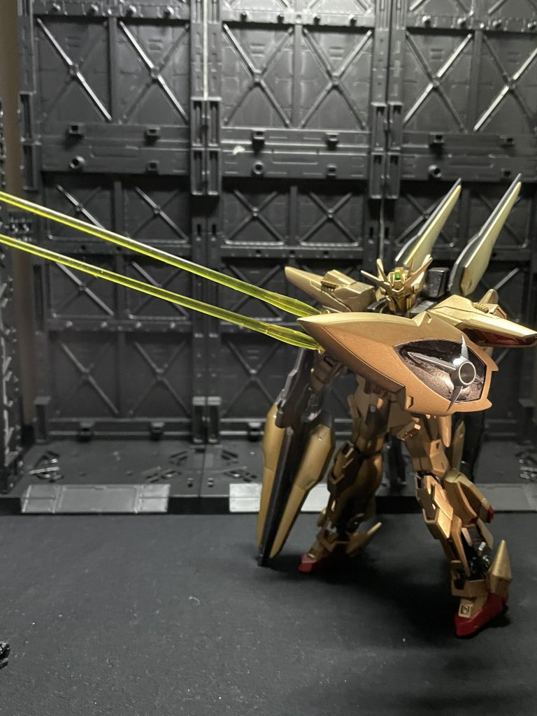 シールド裏には百式のビームサーベルを取り付け、外さないままでも使用可能に