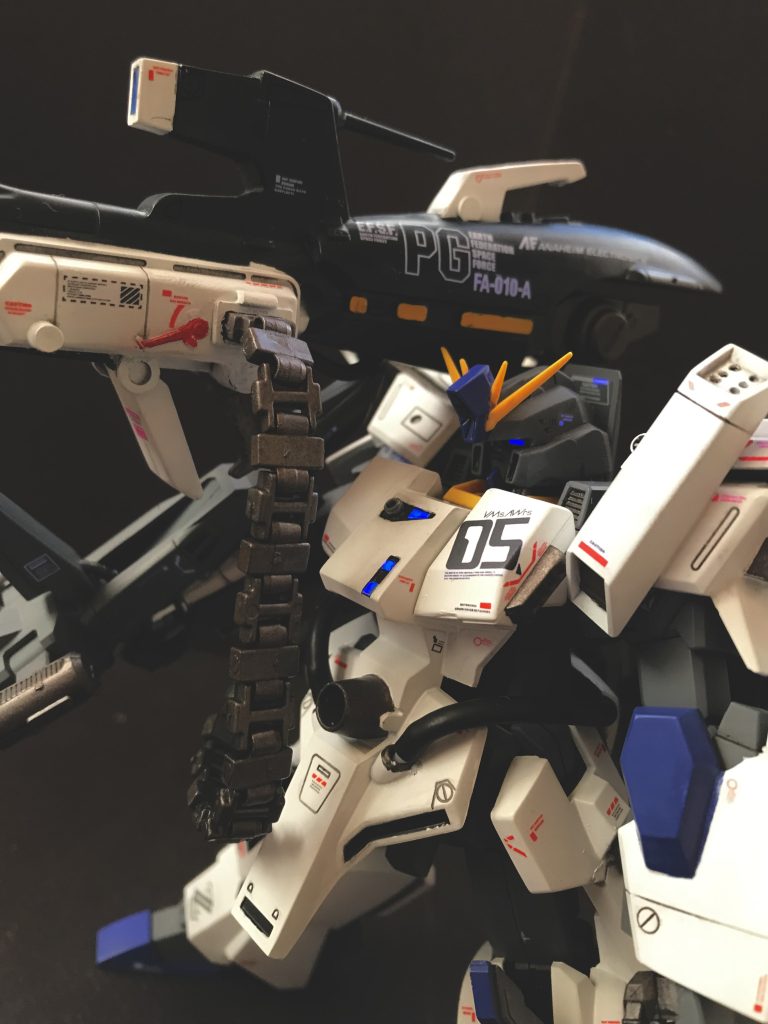 デカール類はいろいろ寄せ集めで、MGカトキ版を参考に張り付けてみました。腰の動力パイプはキット付属のスプリングからリード線被覆に変更しています。