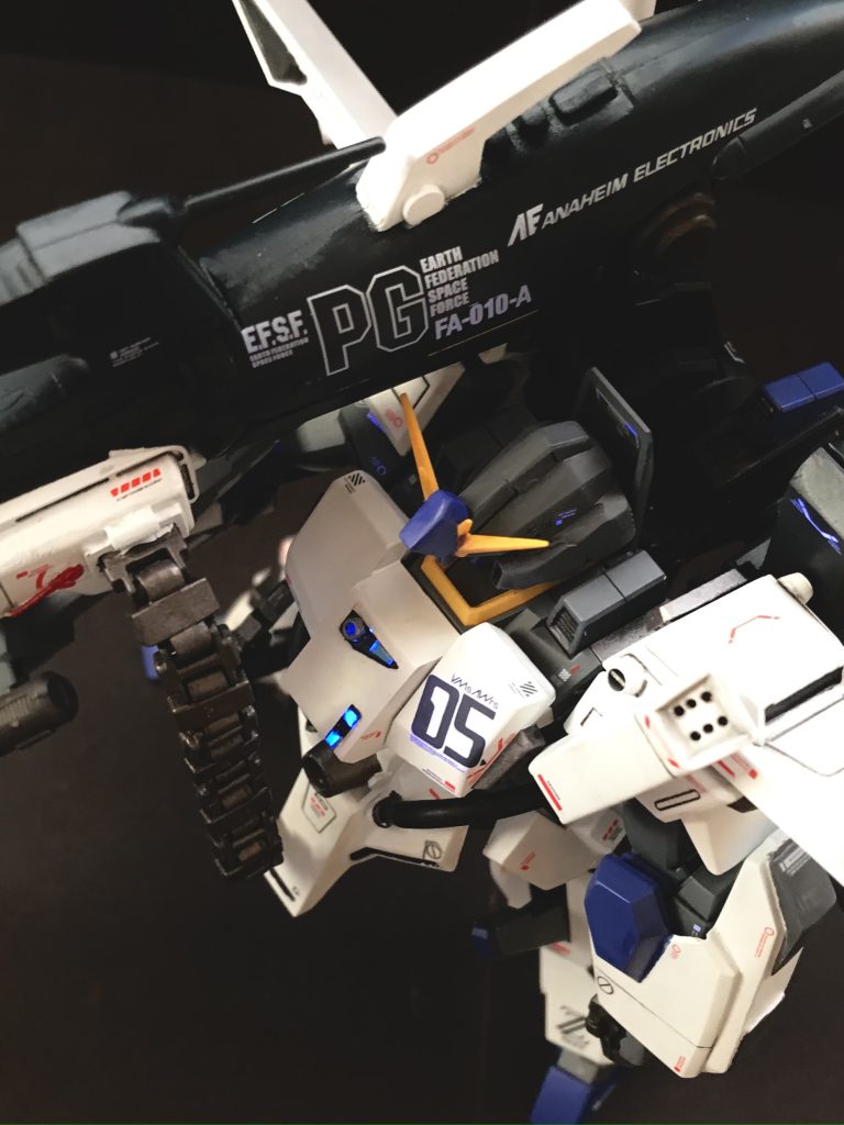 ハイパー・メガ・カノンはハンドグリップ前方のガードを可動式に変更し、握り手が付けやすくなるように改造しています。また、マウントの高さを8mm持ち上げて、頭部アンテナが干渉しないようにしています。