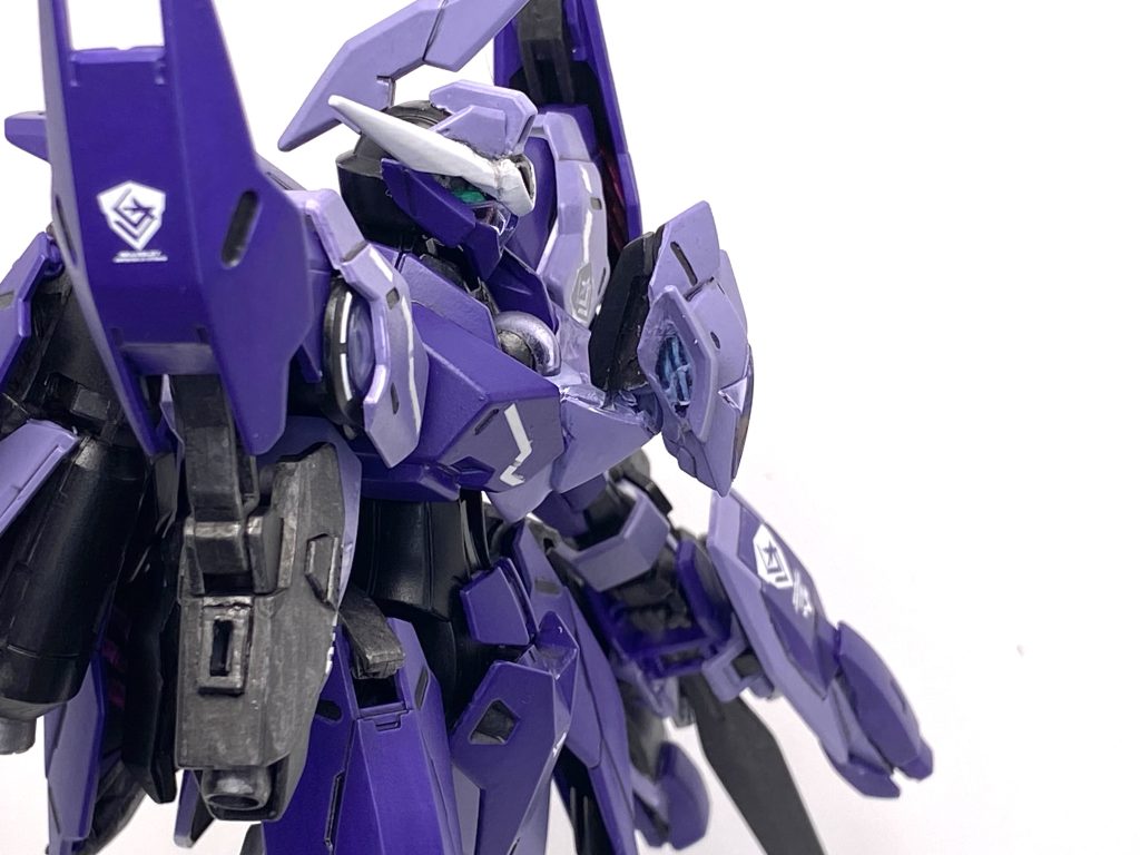 コンセプトとしてはエクスカリバーを湖の貴婦人に返還した円卓の騎士をイメージして隻腕の機体を製作しました。キャリバーンにシェイクスピアの物語の怪物から付けられた設定の他にエクスカリバーのダブルミーニング説がある事から対キャリバーンを想定した機体みたいな妄想をしながら作ってました。因みに胸部のべギルベウの頭部を使ったシェルユニット的な部分は開閉してコックピットハッチのギミックにしてみました。