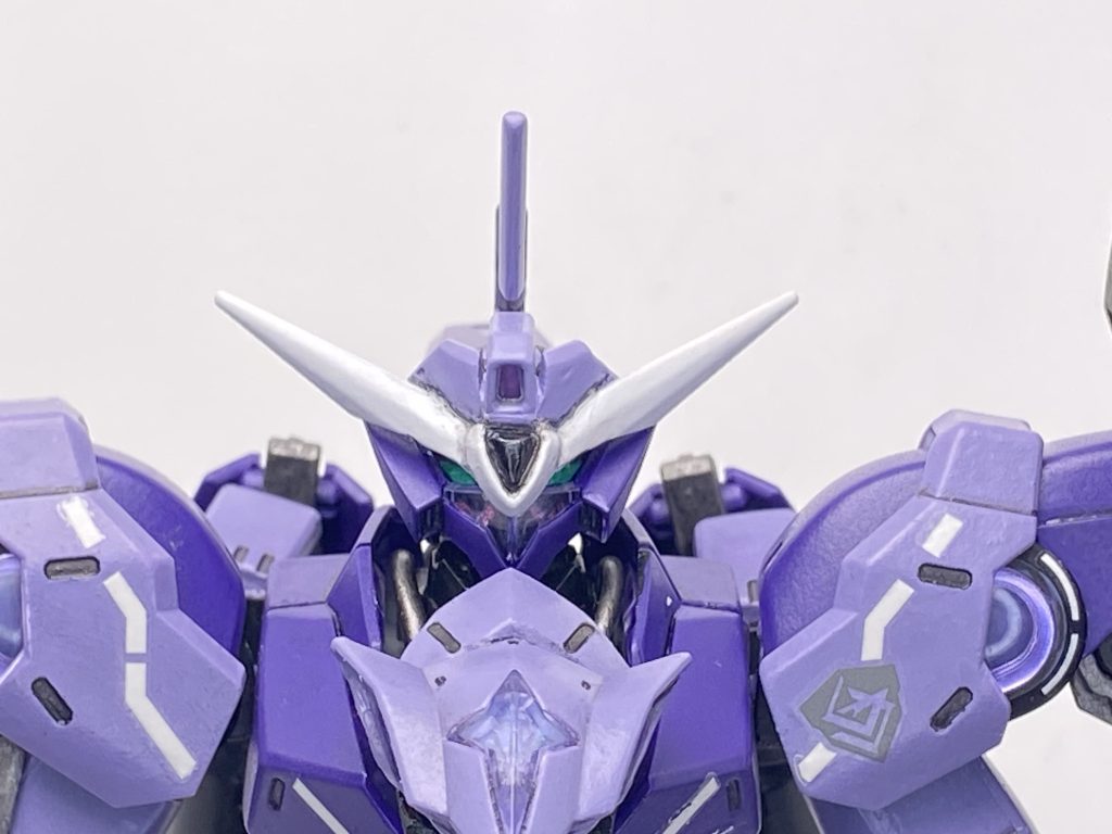 頭部のパーツも思い切って半分に切ってアンテナ(リボーンズガンダムのもの)を増設しました。頭部のシェルユニットはフェイスマスクとし、ツインアイをランナーで整形して強調してみました。