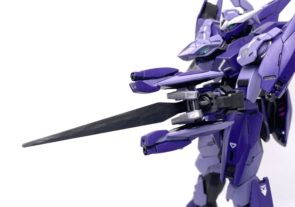 左腕装備として新たに製作した武装です。一応「ベイオネットⅡ」と命名してます。独立したビームガンを実体剣の両脇に接続しており、べギルベウのものより射程と威力が上がっている他にパーメットスコア3起動時はビットステイヴとして分離する設定としてます。また、ベイオネットⅡのマウント兼エネルギー供給ラインの接続、更に非常時の白兵戦用武装としてクローを装備しています。エネルギー供給機能の応用でクロー接触時に高圧電流を流すみたいな設定で作ってみました。