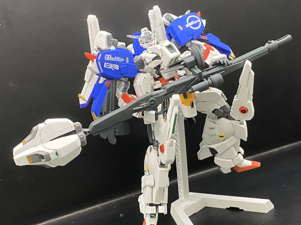 バリアブルビームスマートガンスマートガンの後方の接続ユニットはビームスマートガン発射時の排熱とブースターとしての機能を有するユニットで、これによりある程度の連射が可能となっているみたいな設定です。