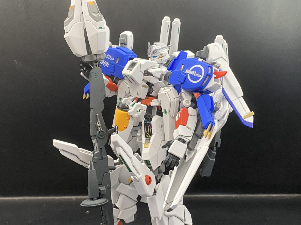 最後にバリアブルビームスマートガンを地面の刺してポーズ全体的な部分塗装と肩アーマーが寂しかったので水転写デカールで誤魔化しと墨入れをして艶消しを吹いてフィニッシュです。かなり大型化しましたのでエアリアルと対峙しても迫力は断然こちらが上になります!