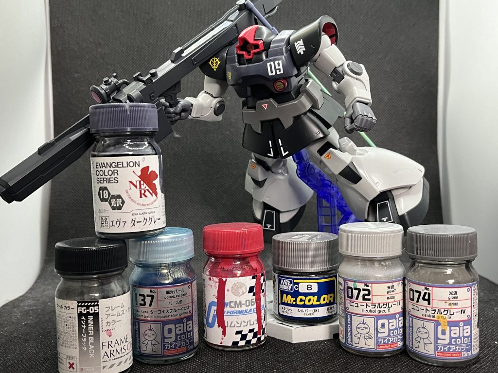 今回使用した塗料。エヴァダークグレーがドムの胸部の色とドンピシャだった。