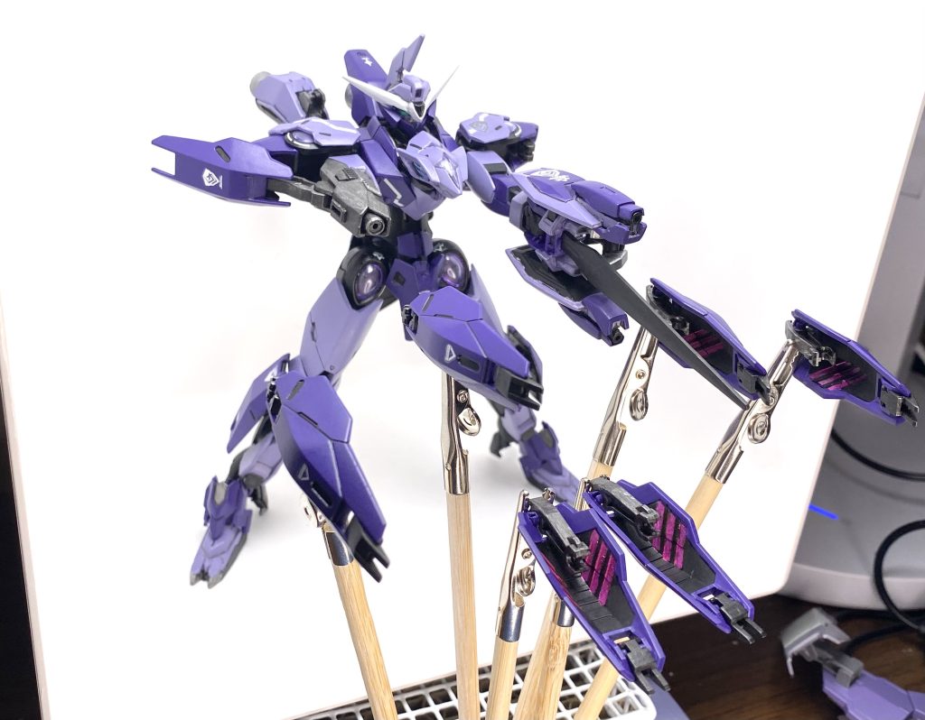 背部スラスター部分と左肩、両足と腰の計6箇所に接続しているミカエリスのプレートもビットステイブとして分離して攻防一体の武装となります。上の写真の様にフルバーストみたいにしたり、筒状に集まって隻腕部のビームキャノンを増幅したりみたいな妄想をしてました(笑)