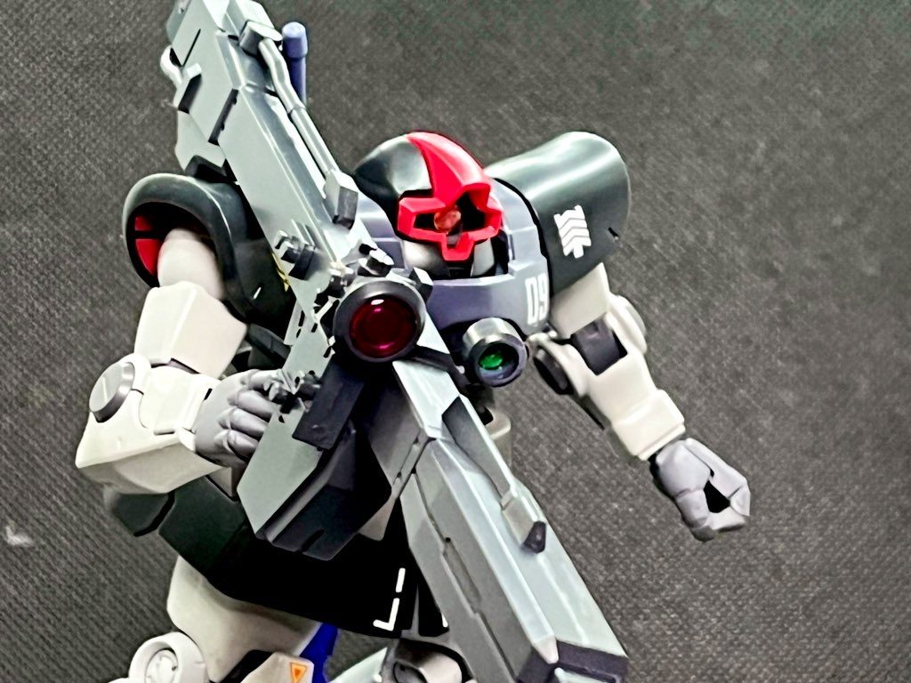 ビームバズーカのセンサー部分と本体のモノアイをHアイズに置き換えてます。