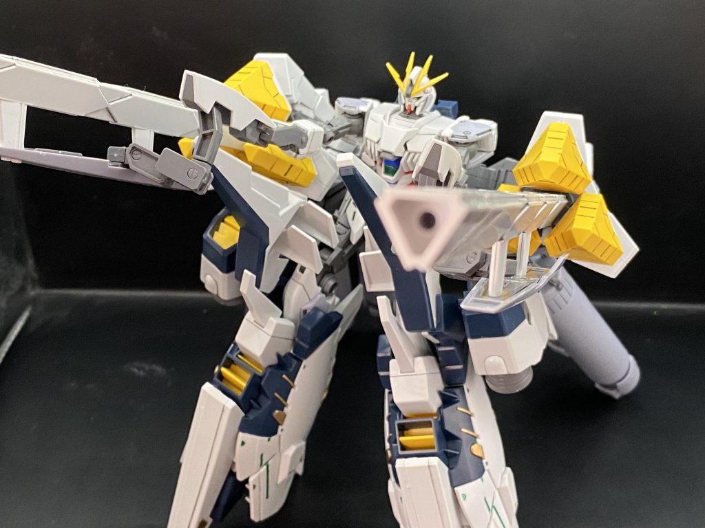 ブースターを立てて二足歩行のような形態もとれます。