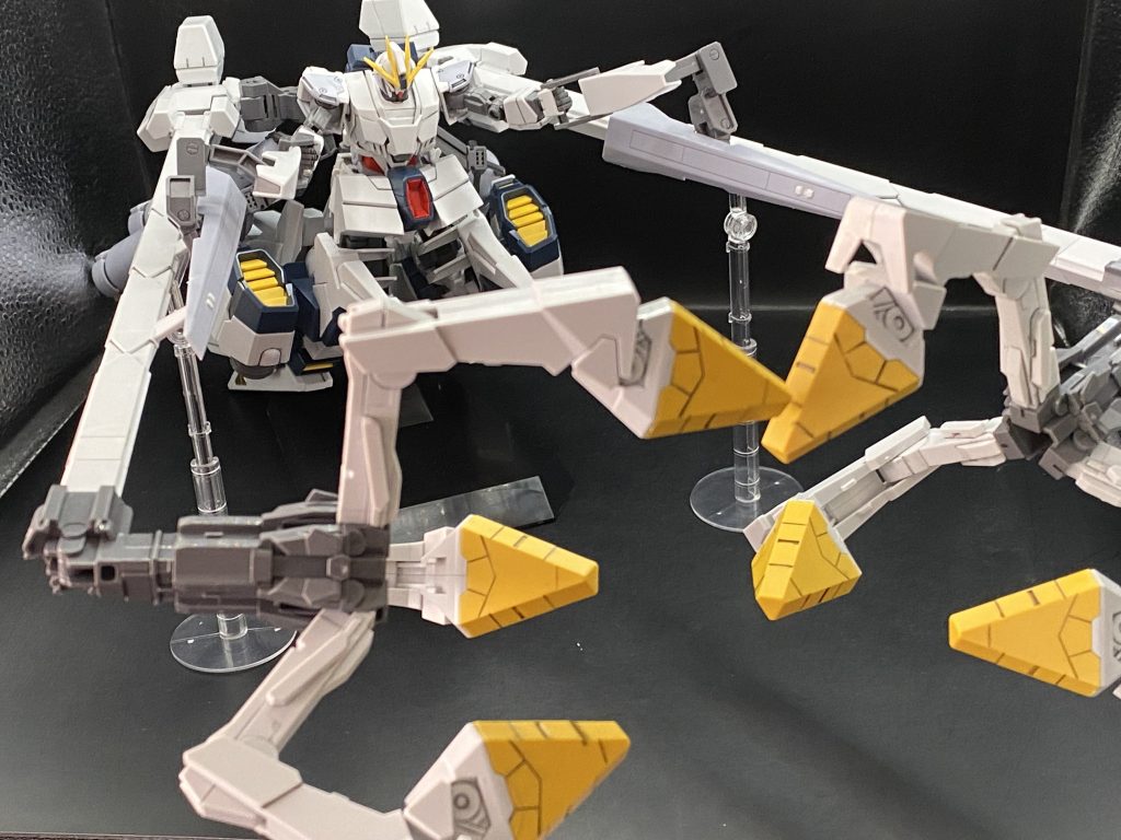 そしてフェネクスを抑え込んでいた時の状態に。それにしてもサイコフレームの発光現象は原理不明とする割にはサイコフレームの共振からくるサイコフィールドを抑え込む技術があるのはなんか不思議な感じですね。