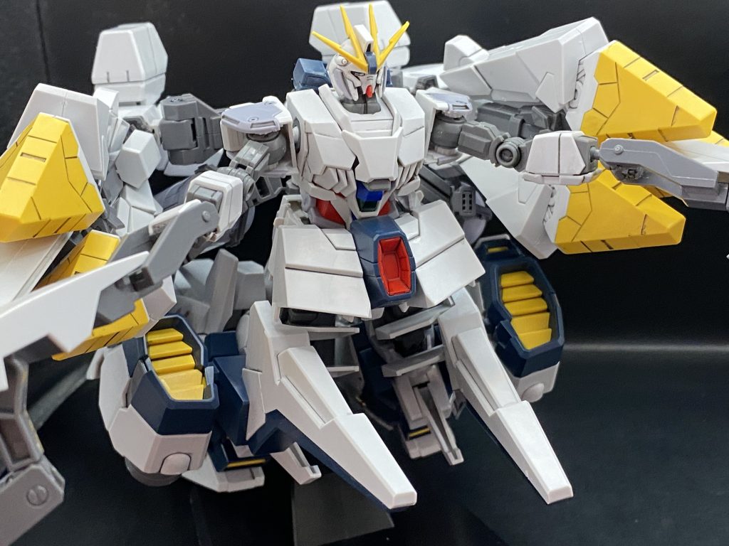 ハイメガキャノン！ガンダム世界は何故こうもコクピット近くに高出力兵装を置くのか、ただただ浪漫はありますが。