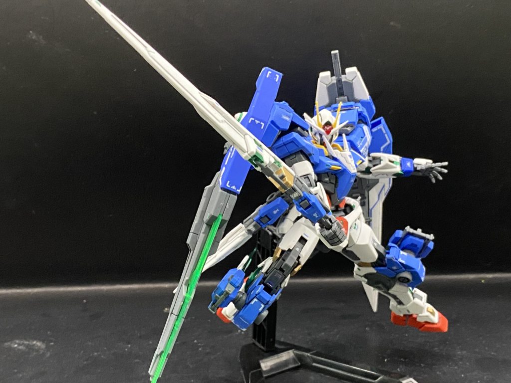 GNソードⅡロングを構えてポーズ