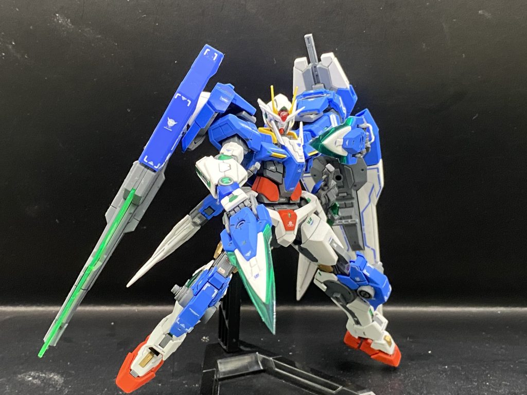 そして最後がGNカタールを装備してのポーズ来週届くアレは背中にくっつけるだけなのでこちらの部分はもう完成してるってことでデカールに部分塗装、墨入れからつや消しまで吹いた完成品。 