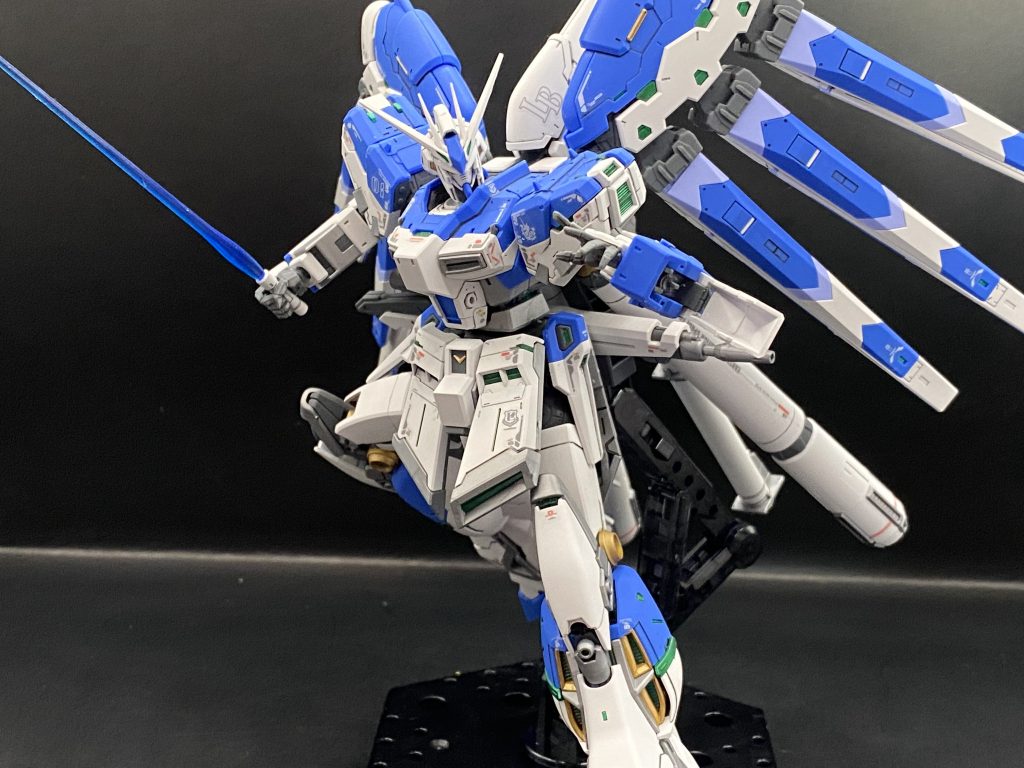 腕部からビームサーベルを取りだしてポーズ。腕部にビームサーベルを仕込むギミックが大好き過ぎます。