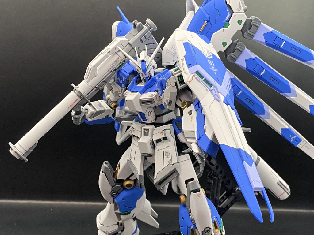 ニューハイパーバズーカ!収納しているとHi-νの体格からしてだいぶ小型に感じます。