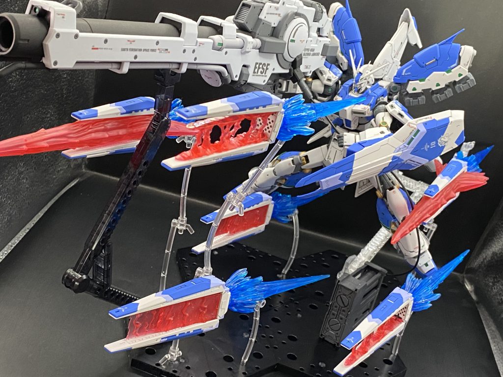 そしてハイパーメガバズーカランチャーとフィンファンネルエフェクトを利用して展開したド迫力の状態。スペースは取りますがかなり迫力のあるキットになるので満足感もバツグンです。部分塗装にスミ入れ、デカールに艶消しでフィニッシュです。全体的ににサイコフレームで強化したような雰囲気を出したかったのでメタリックグリーンで部分的に塗装しました。