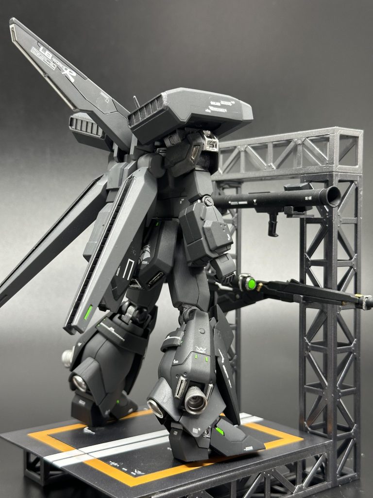 スタビライザーをZガンダムのものに、スラスターをデルタカイのフィンファンネルに、バーニアをフルアーマーガンダム７号機の追加スラスターに変更しています。