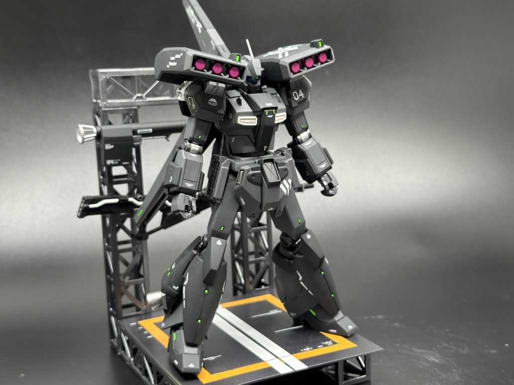 グレーにマゼンタのミサイルとても似合うのでおススメです。