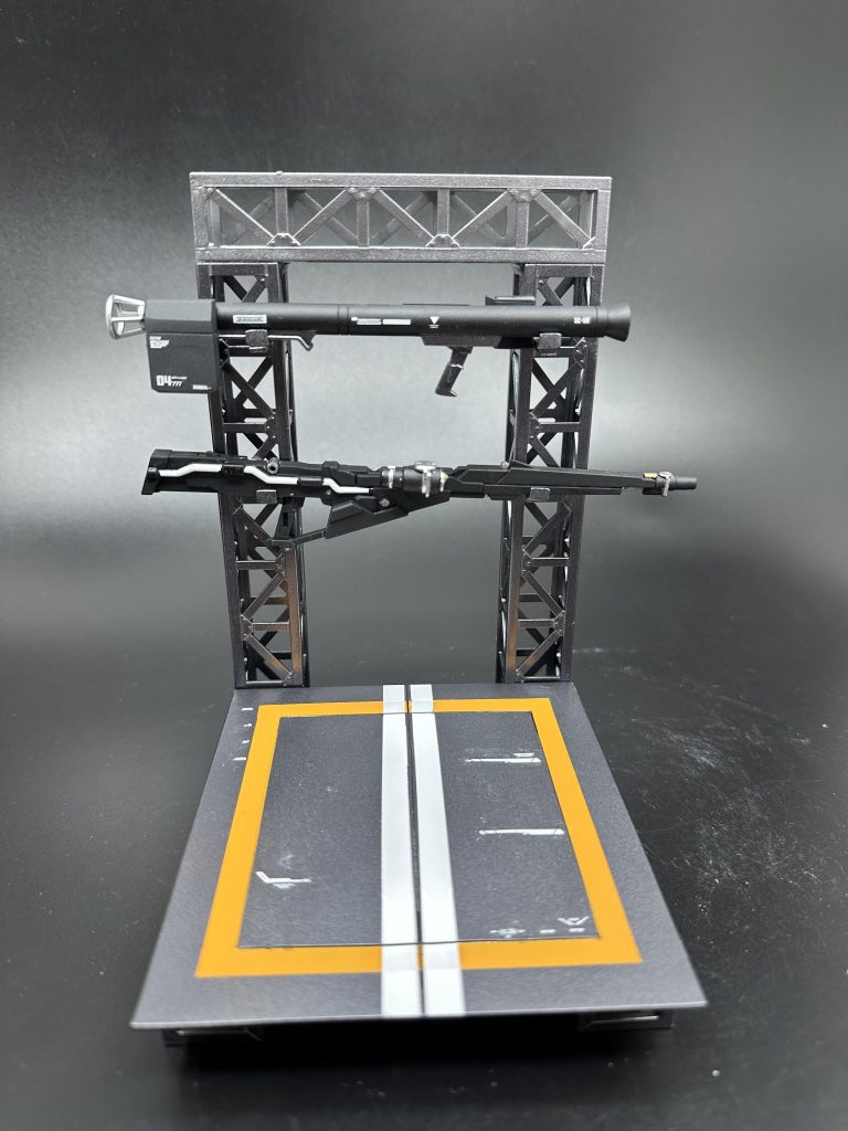 とても簡単格納庫。ジャンクの武器とかをひっかけるだけでそれっぽい雰囲気が出ます。