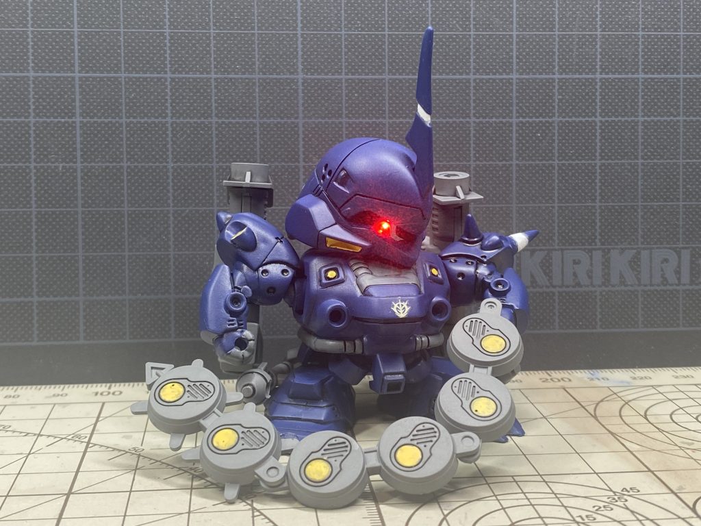 フレーム内部にミライトを仕込んで、モノアイが光ります。もちろんモノアイも可動します。