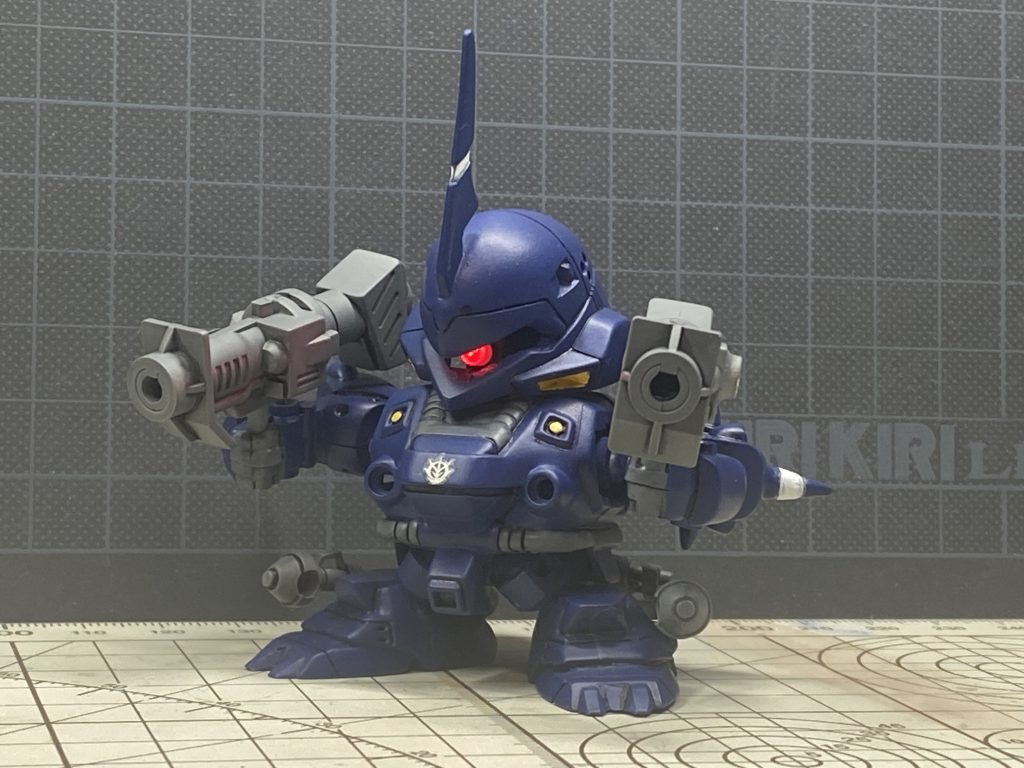 下半身は、足の付け根を広げてボールジョイント化しています。足回りはずっしりと設置性が上がります。腕の付け根もボールジョイント、肘関節も可動化出来ますが、今回は必要ないだろうとオミット。