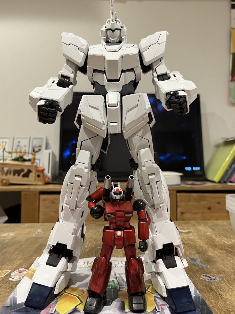 HGの彼と比較してもこの大きさパーツ数の多さにひいてます