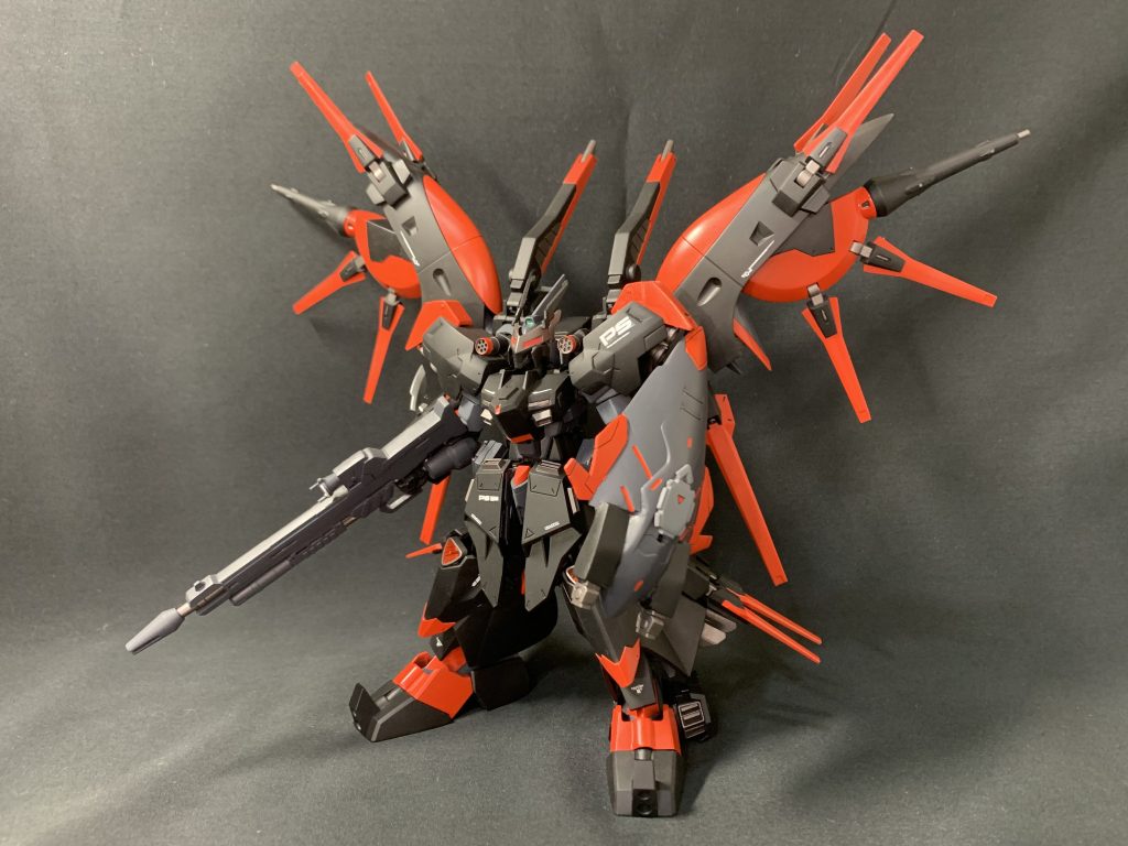 正面。ドラグーンプラットフォームは翼をイメージした形状にしました。装甲にはフェイズシフト装甲の効力を得れる「PSデカール」を貼ってあるので物理攻撃は無力化できる…という独自設定です。