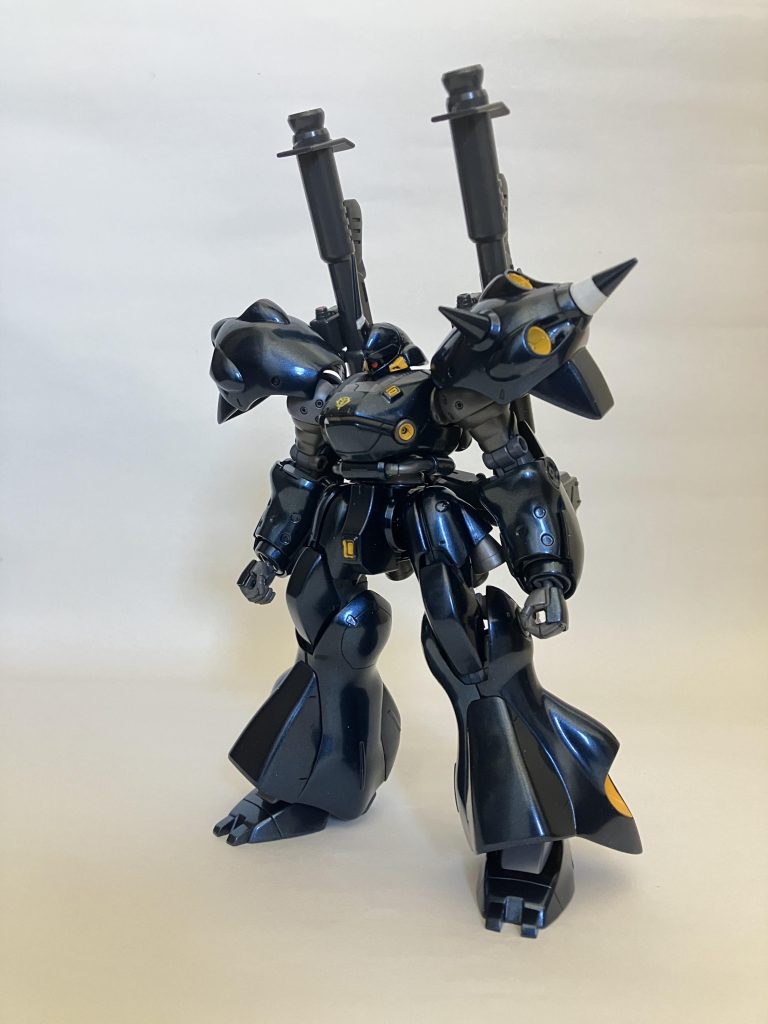 肩アーマーの裏側が見えやすくなるからMGの足の甲をポン付けしてカバーのように
