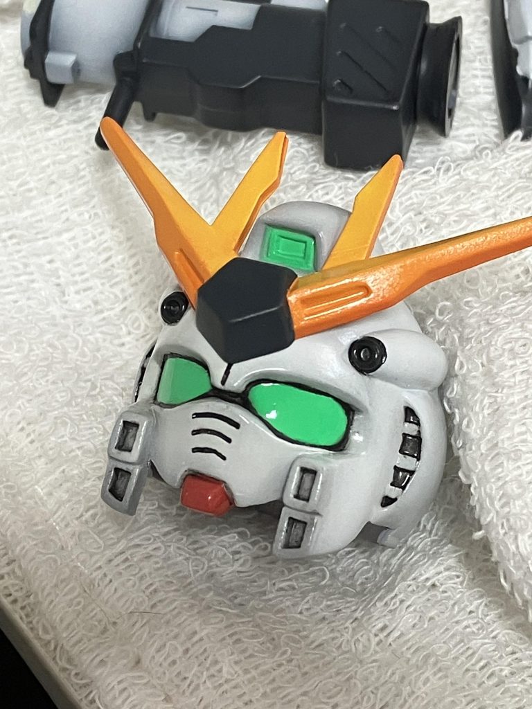 上のより目モールドを消すのに苦労しました目玉はアイペイントの要領で、エナメル塗料→クリアー→エナメル塗料といった具合で書き込んでいます