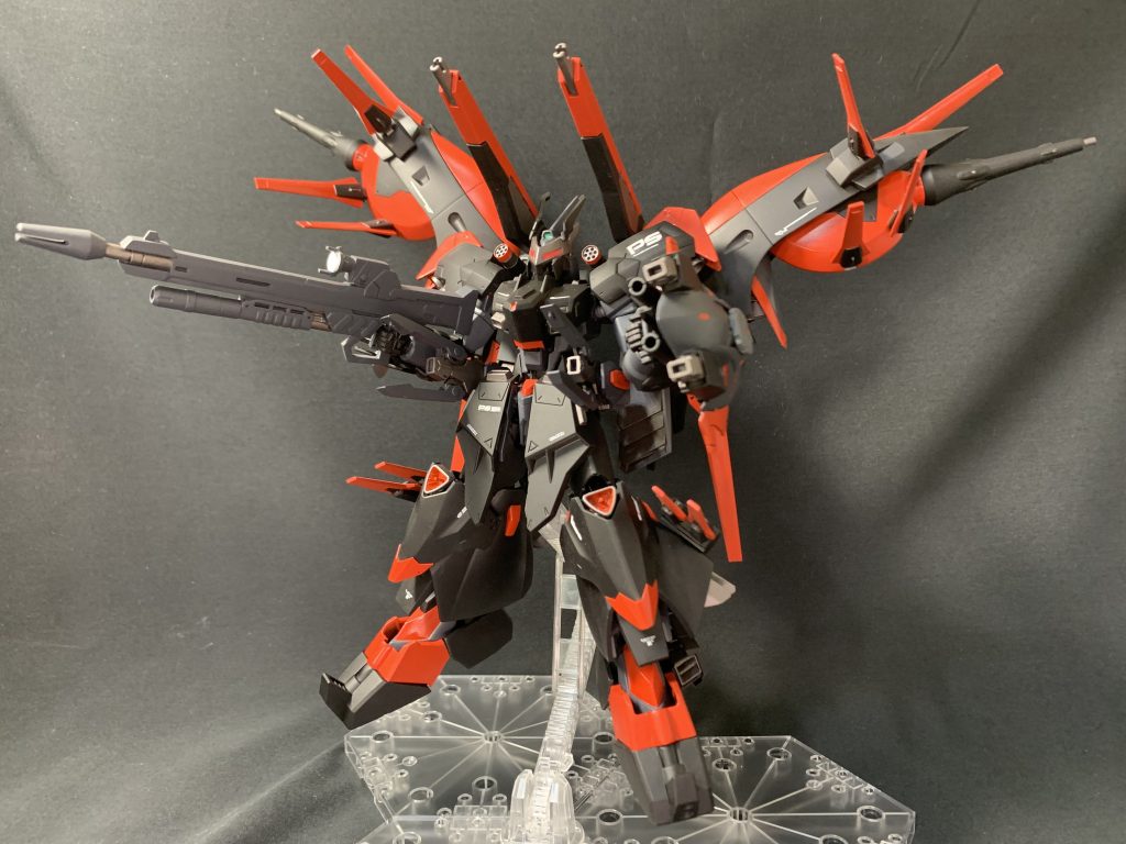 G・エレボスは二つのフルバーストモードがあります。まずは敵機をマルチロックオンし、ドラグーンを機体に繋げたまま直接高威力のビームを斉射する「ハイマットフルバースト」。